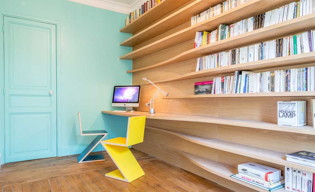Bibliothèque sur mesure créé par un architecte d'intérieur pour la rénovation d'un appartement haussmannien