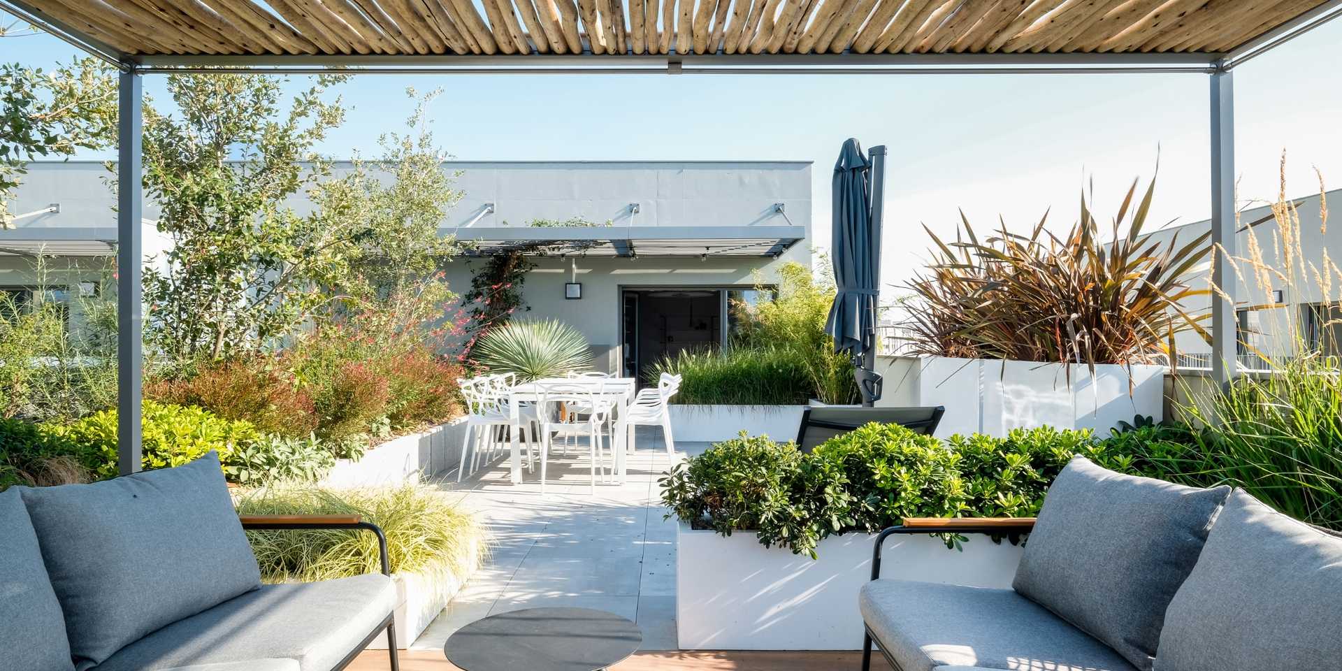Terrasse d'un appartement de la région lilloise aménagée par un architecte paysagiste